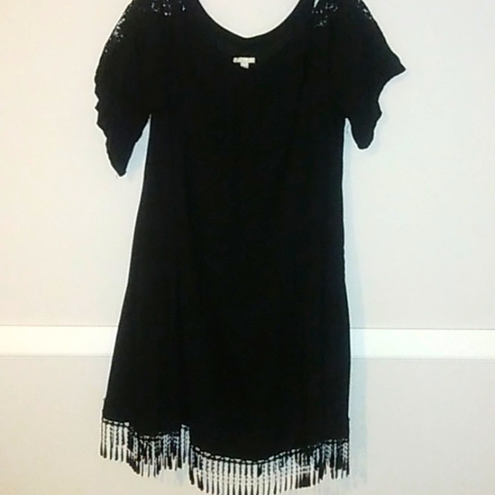 18/20W Est. 1946 Black fringe patterned cold shoulder dress.